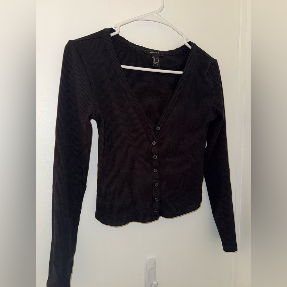 forever 21 black v-neck ribbed long sleeve top.
